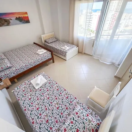 White Apartamento Golem (Tirana)